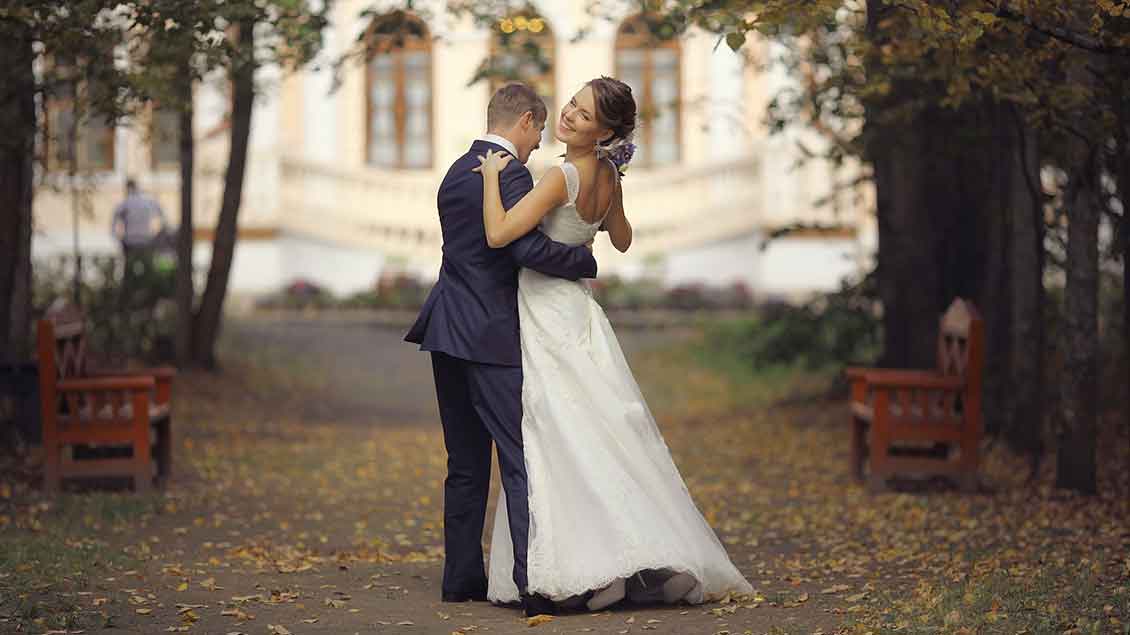 We are Provided many variations of  Wedding Photography
