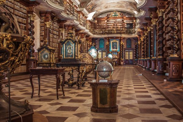 Integer laoreet risus et nibh placerat laoreet.